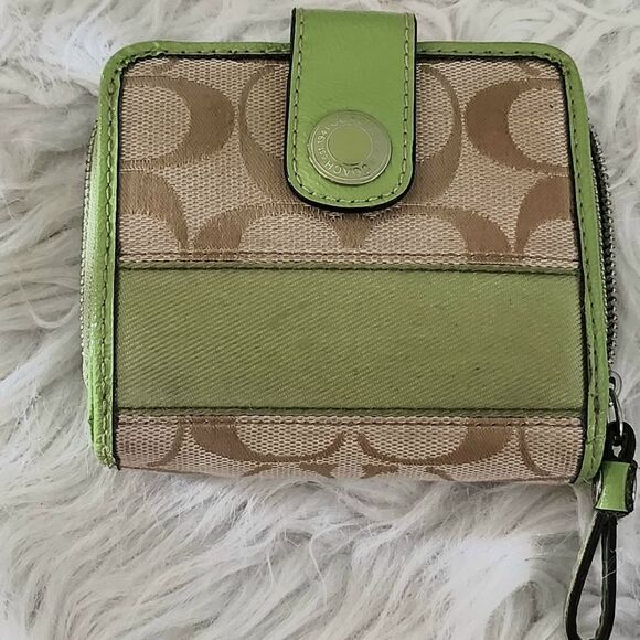 Coach Handbags - Coach wallet snap closure